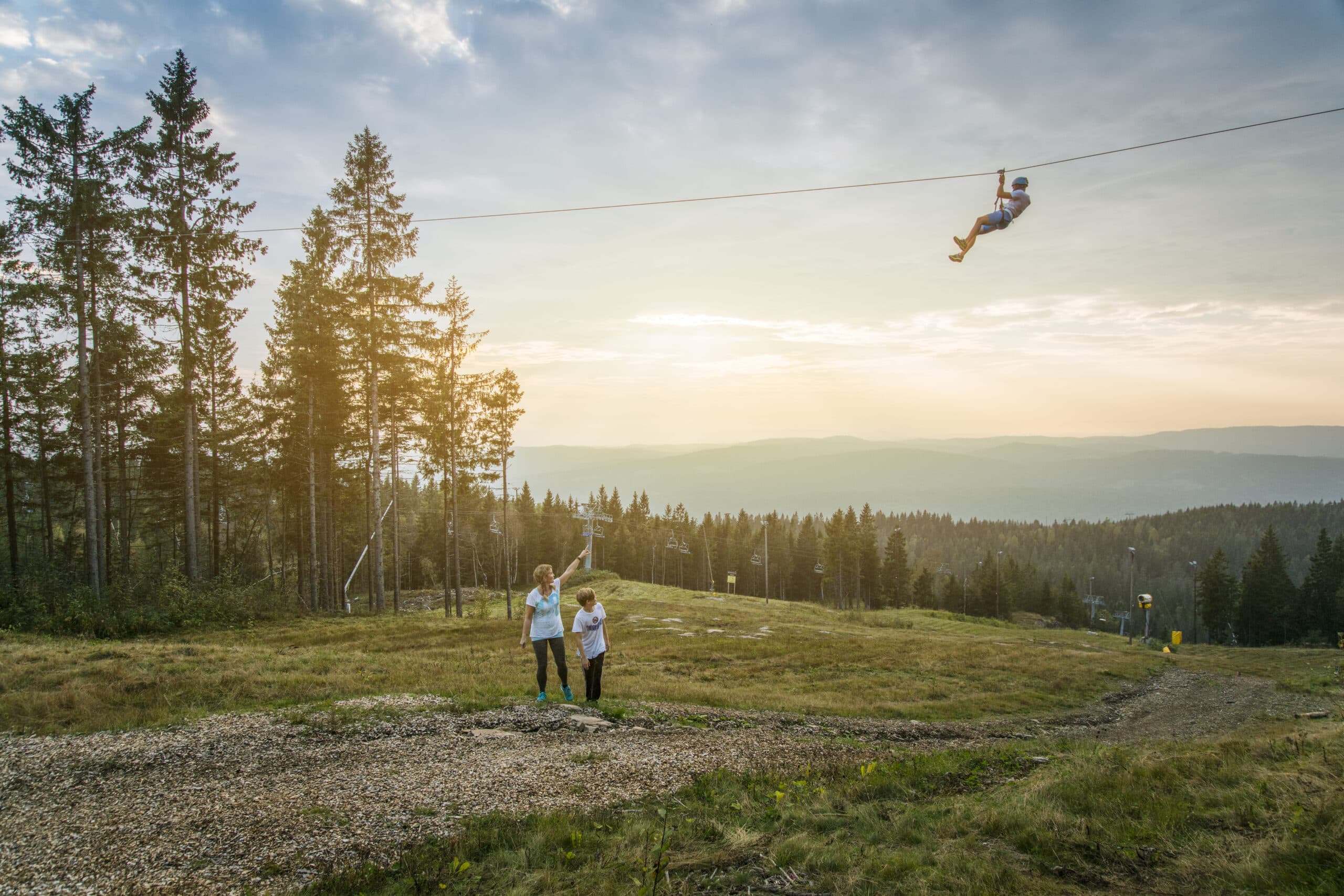 Personer ser på noen som klatrer